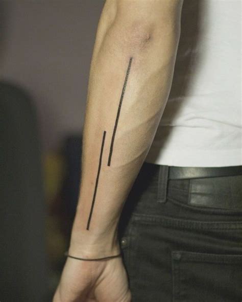 Tatuaje de lineas en el brazo hombre